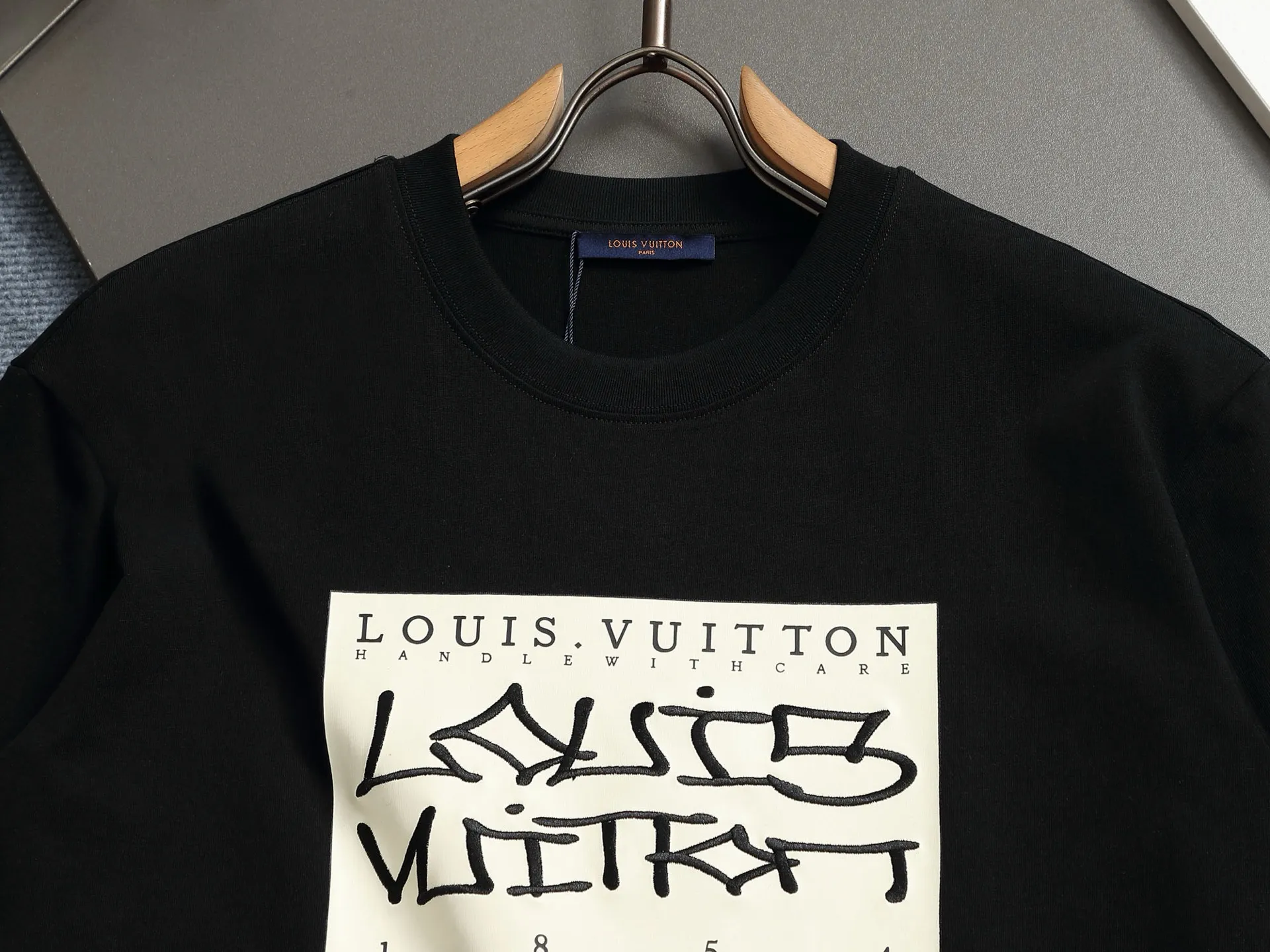🅿️170 𝐋𝐎𝐔𝐈𝐒 𝐕𝐔𝐈𝐓𝐓𝐎𝐍 𝟐5𝐒𝐒 Printed base embroidered cursive 𝐋𝐨𝐠𝐨 short sleeve 𝐓 shirt Code number: XSSML White Black